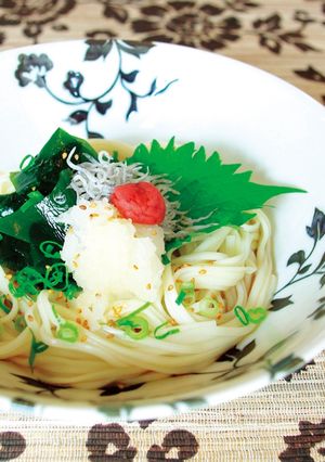 夏におススメ♪梅わかめうどん『絹かずら』-レシピのメイン写真