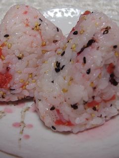 ごまたっぷり♪と梅干のおにぎり-レシピのメイン写真