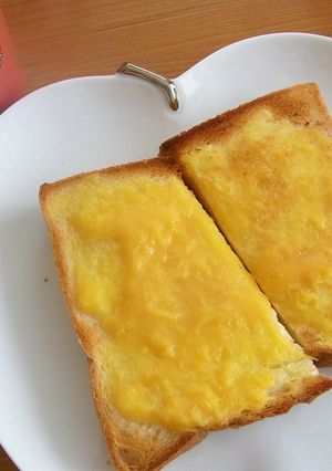 コーンクリームに色々振りかけるトースト-レシピのメイン写真