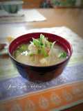 えのきと絹豆腐、玉葱、油揚げの味噌汁