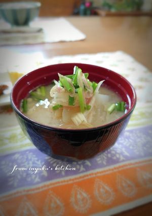 えのきと絹豆腐、玉葱、油揚げの味噌汁-レシピのメイン写真