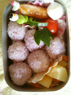 ぶどうおにぎり弁当♪-レシピのメイン写真