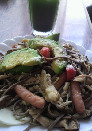 ランチ そばでアボカドトマトパスタ-レシピのメイン写真