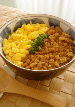 我が家の人気メニュー♪鶏そぼろ丼-レシピのメイン写真