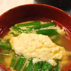รูปของ 食べ応えあり♪ふわふわニラ卵汁