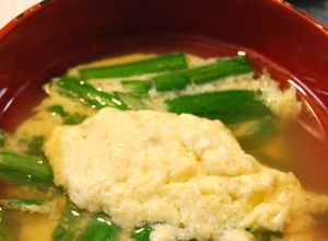 食べ応えあり♪ふわふわニラ卵汁-レシピのメイン写真