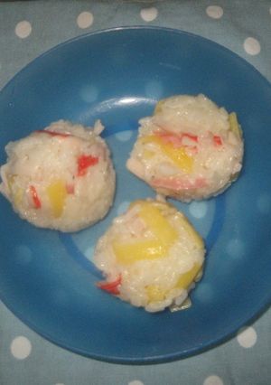 息子考案♥カニカマ♪チーマヨおにぎり☆-レシピのメイン写真