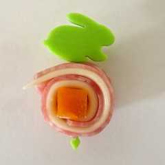 รูปของ 人参も食べてね♪ぐるぐるキャラ弁おかず