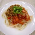 簡単♪具材はのせるだけ!キムチ納豆うどん