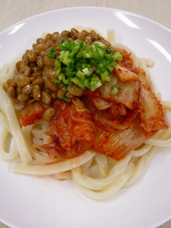 簡単♪具材はのせるだけ!キムチ納豆うどん-レシピのメイン写真