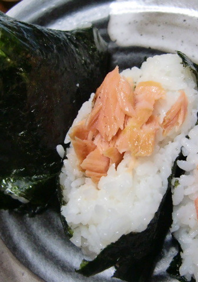 『かもめ食堂』の癒しのシャケおにぎり-レシピのメイン写真