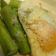 アスパラのソテー 半熟目玉焼き添え