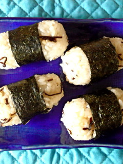 塩昆布と粉チーズのたわらおにぎり-レシピのメイン写真