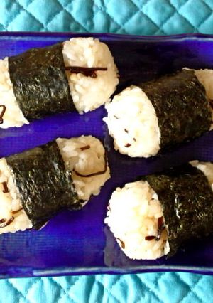 塩昆布と粉チーズのたわらおにぎり-レシピのメイン写真