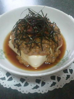 とにかくのせるだけ♪納豆どうふ梅肉添え-レシピのメイン写真
