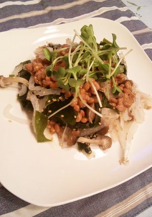 夏ばて予防！玉ねぎとワカメの甘酢納豆がけ-レシピのメイン写真