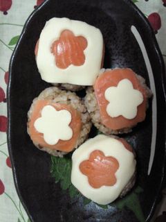 サーモンとチーズの手まり緑玄米寿司-レシピのメイン写真