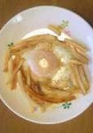 朝食に！フライドポテトの目玉焼き-レシピのメイン写真