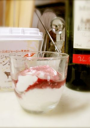 簡単！ヨーグルトの赤ワイン掛け-レシピのメイン写真
