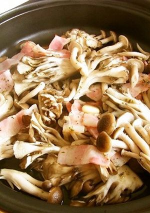 タジン鍋できのことベーコンの白ワイン蒸し-レシピのメイン写真