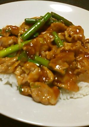 豚とにんにくの芽のチリソース丼-レシピのメイン写真