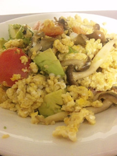 キノコ香る★アボカドとトマトの卵丼-レシピのメイン写真