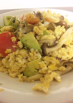 キノコ香る★アボカドとトマトの卵丼-レシピのメイン写真