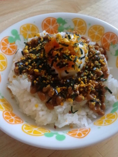 ランチに☆温玉&のりたまのせ納豆ごはん-レシピのメイン写真