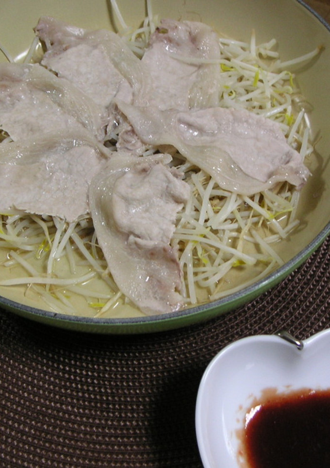 超簡単！もやし蒸し豚　梅肉ソース　-レシピのメイン写真