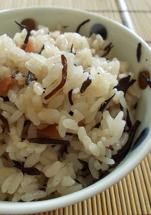ひじきと梅干の炊き込みご飯-レシピのメイン写真