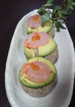アボカドとえびの緑玄米手まり寿司♫-レシピのメイン写真