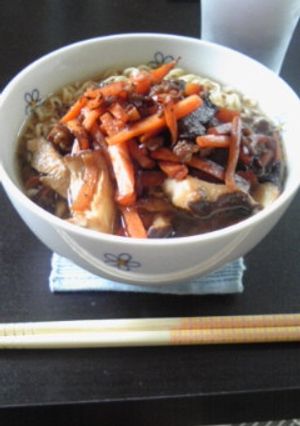 市販のラーメンの上に野菜炒め。-レシピのメイン写真