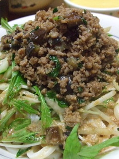 ごまだれのサラダうどん〜甘辛そぼろのせ-レシピのメイン写真