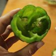 包丁使わずピーマンのヘタとり