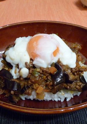 我が家で大好評☆なすと温玉のドライカレー-レシピのメイン写真