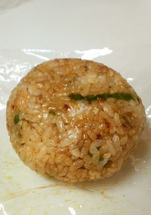マヨ風味の☆食べるラー油とネギのおにぎり-レシピのメイン写真