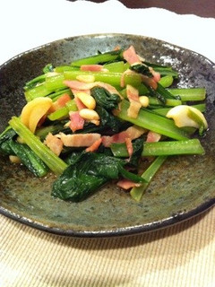 小松菜とベーコンの炒め物 松の実入り♪-レシピのメイン写真