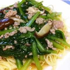 รูปของ 小松菜と豚挽の簡単焼きそば！