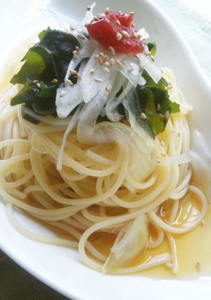 わかめと玉ねぎの梅のせ冷製パスタ-レシピのメイン写真
