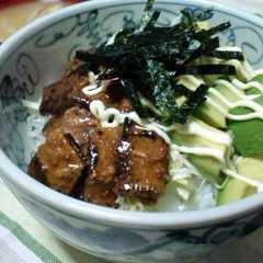 รูปของ さんま缶とアボカドで☆お手軽丼♪