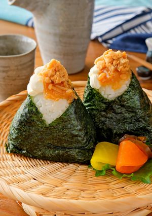 なめ茸とクリームチーズと山わさびおにぎり-レシピのメイン写真