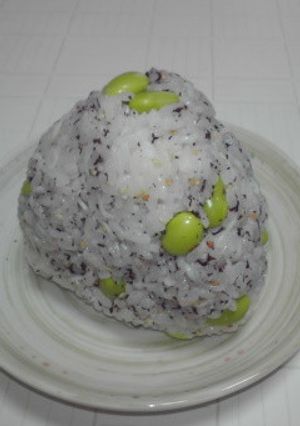ゆかりとしらすと枝豆のおにぎり-レシピのメイン写真