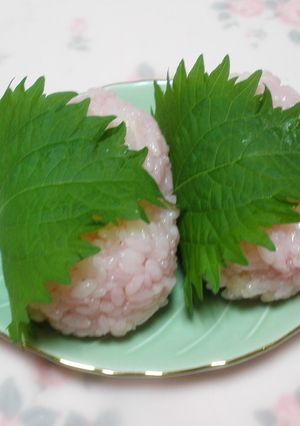 桜もち風～　桜しそ巻にぎり-レシピのメイン写真