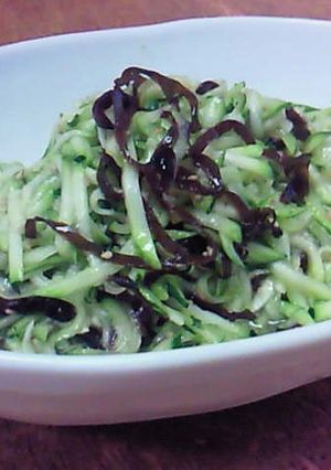 ごま香る♪生ズッキーニの塩昆布和え-レシピのメイン写真