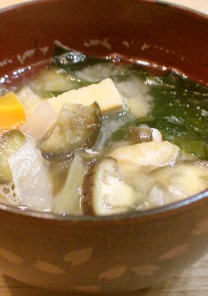 たっぷり野菜入り(ﾟoﾟ)わかめの味噌汁-レシピのメイン写真