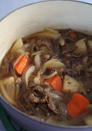 ルクルーゼでスープたっぷり肉じゃが-レシピのメイン写真