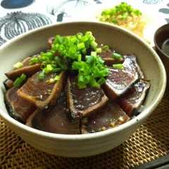 รูปของ 鰹のたたきで漬け丼