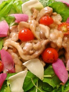 鶏肉炒めてエディブルフラワーのせました-レシピのメイン写真
