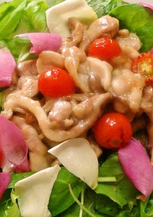 鶏肉炒めてエディブルフラワーのせました-レシピのメイン写真