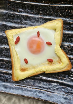 朝食！目玉焼マヨパンのクコの実散らし！-レシピのメイン写真